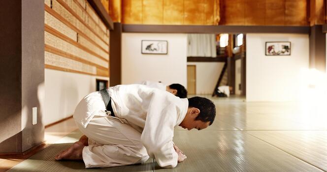 Entrenamiento de judo en un dojo japonés